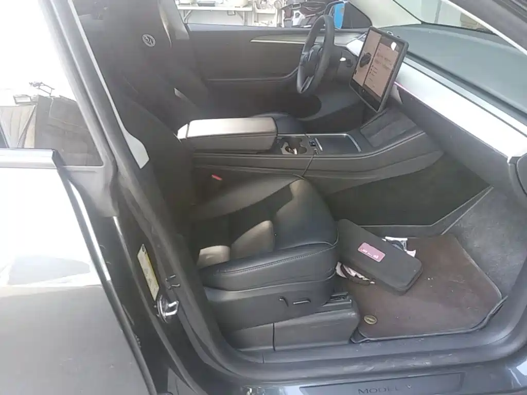 Tesla Model Y — миниатюра 25