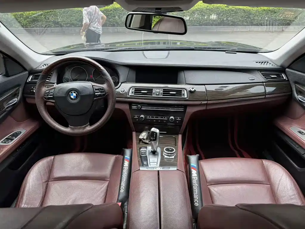 BMW 7 Series — миниатюра 9
