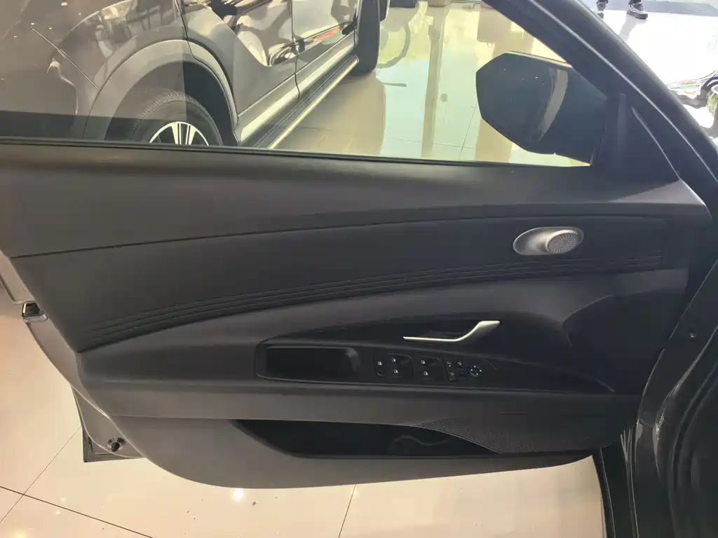 Hyundai Elantra — миниатюра 7
