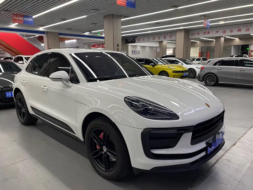 PORSCHE MACAN