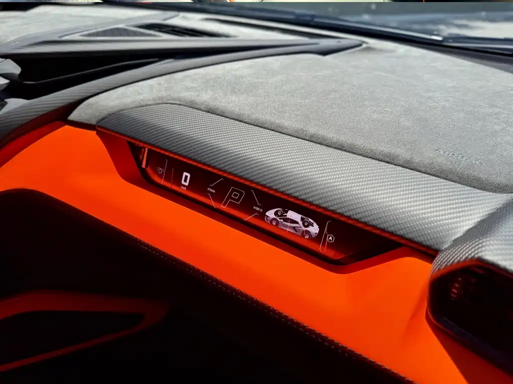 Lamborghini Revuelto — миниатюра 5
