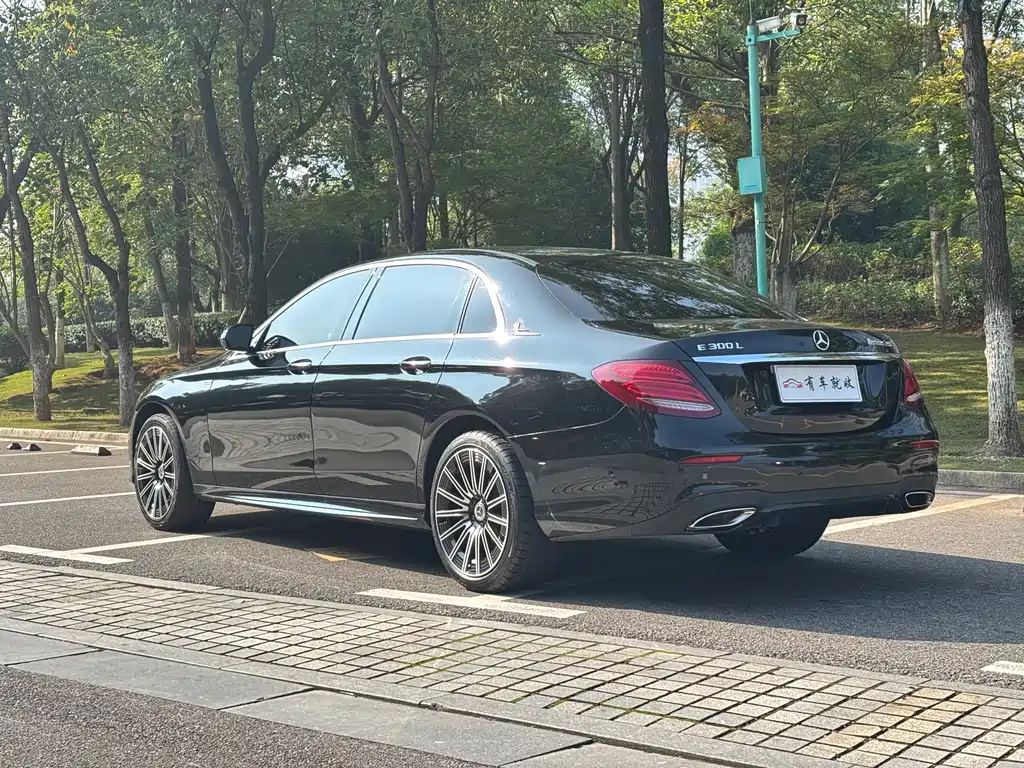 Mercedes-Benz E-Class — миниатюра 7