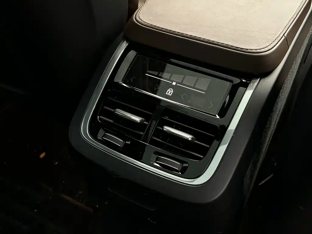 Volvo XC90 — миниатюра 21