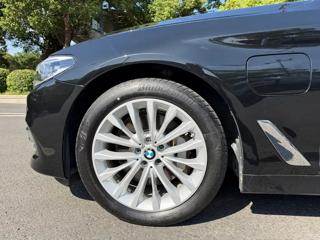 BMW 5 Series New Energy — миниатюра 8