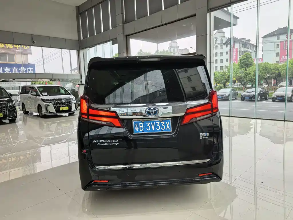 Toyota Alphard - фото 4