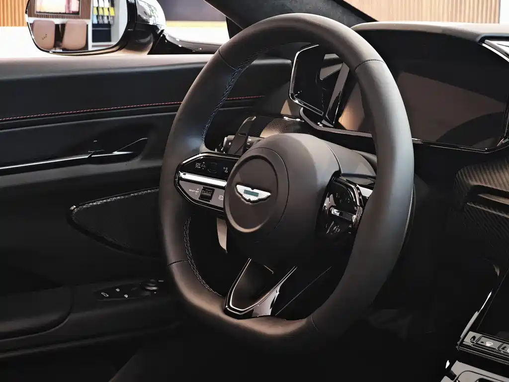 Aston Martin V8 Vantage — миниатюра 6