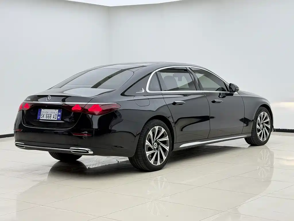 Mercedes-Benz E-Class — миниатюра 7