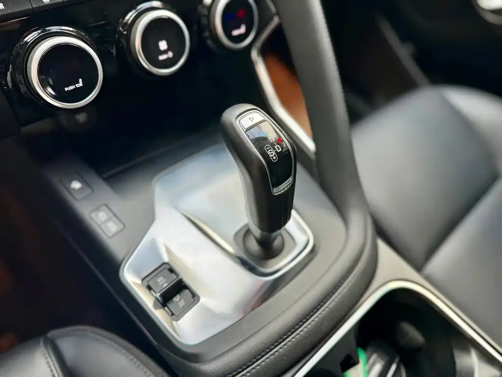 Jaguar E-PACE — миниатюра 12