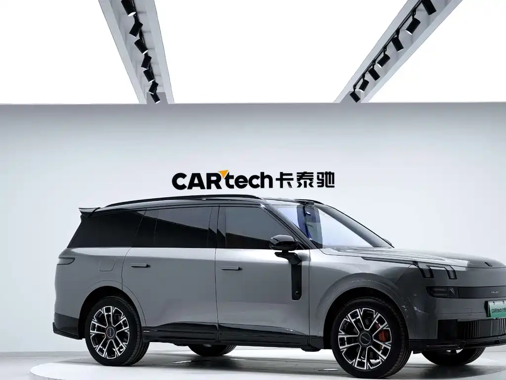 LYNK  & CO 900