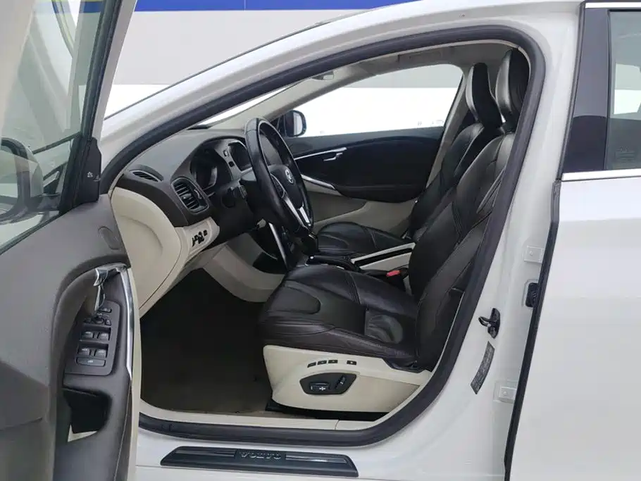 Volvo V40 — миниатюра 9