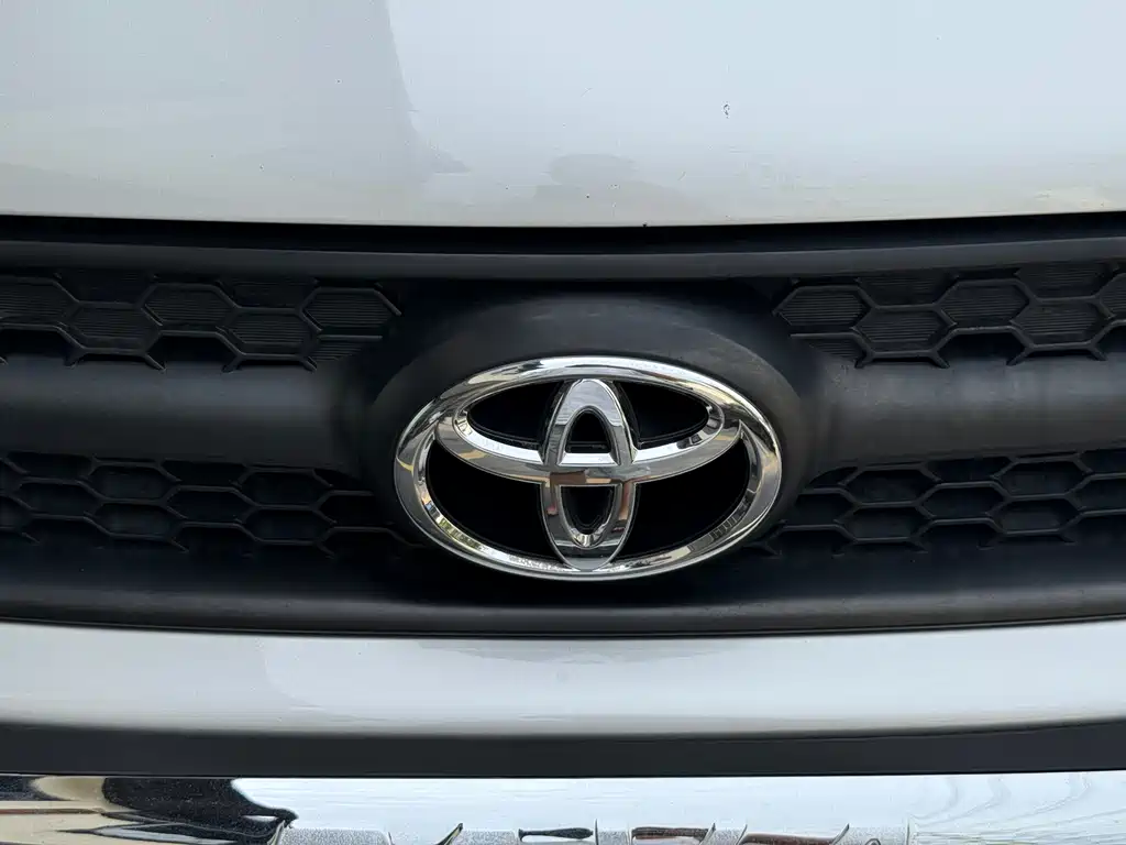 Toyota RAV4 — миниатюра 13