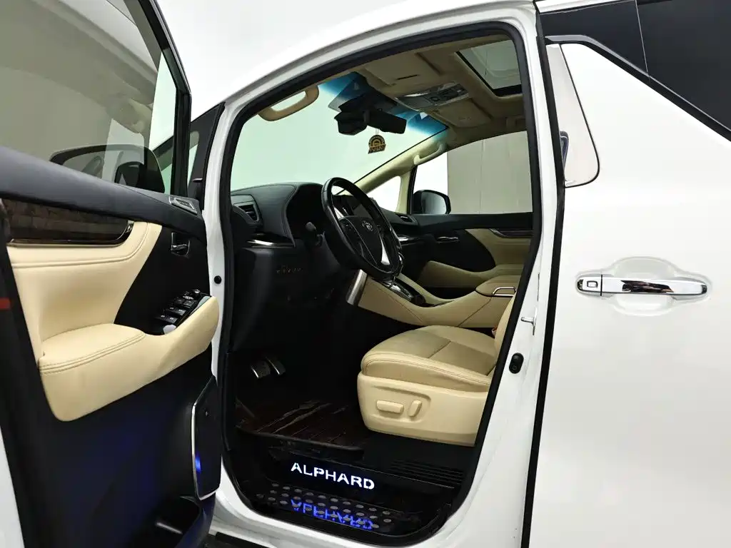 Toyota Alphard — миниатюра 10
