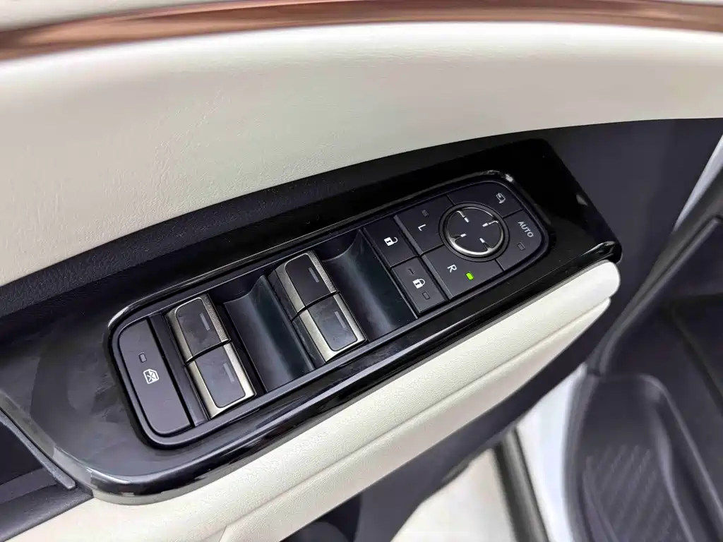 Lexus LM — миниатюра 23