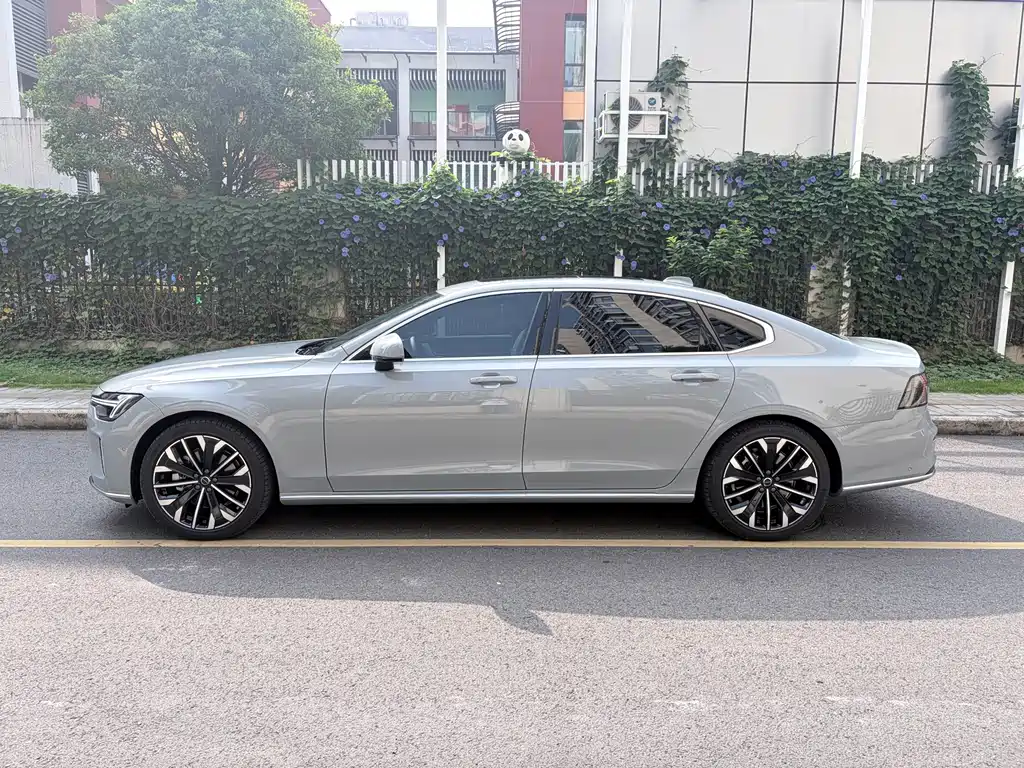 Volvo S90 2026 B5 Luxury