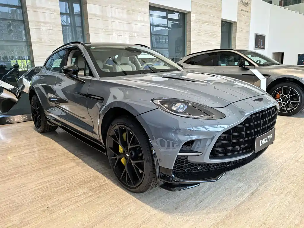Aston Martin DBX 2025 4.0T V8 707