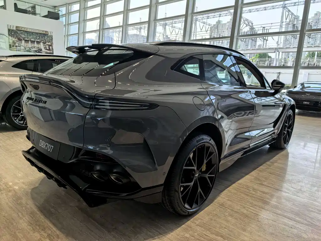 Aston Martin DBX 2025 4.0T V8 707