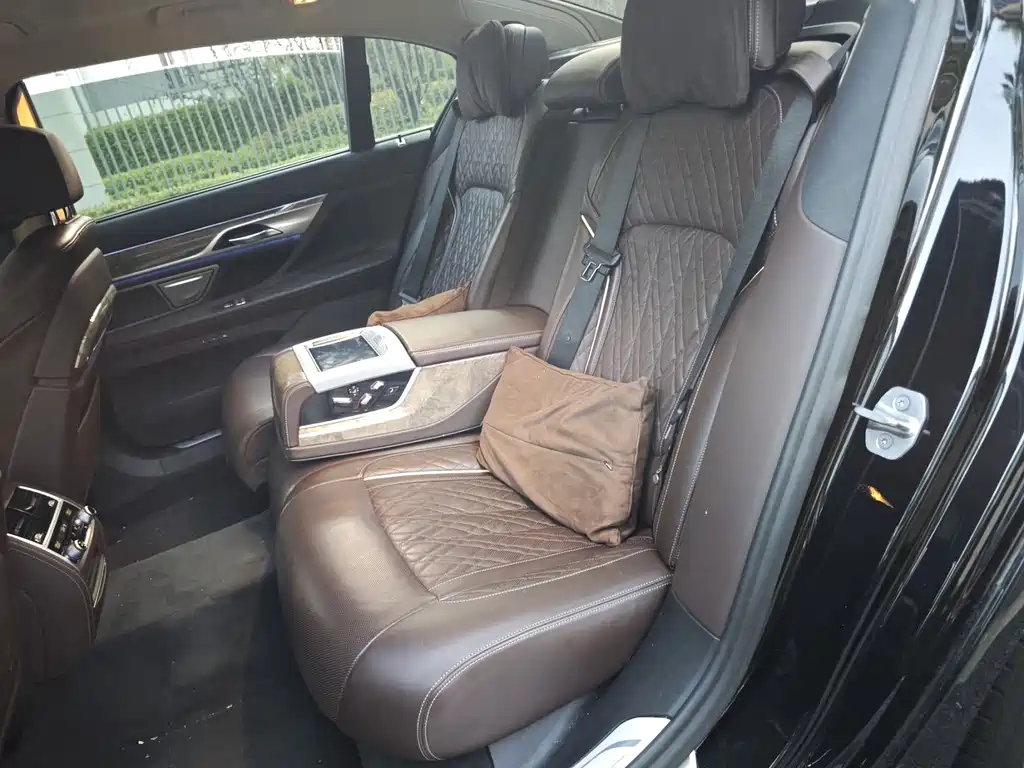 BMW 7 Series — миниатюра 6
