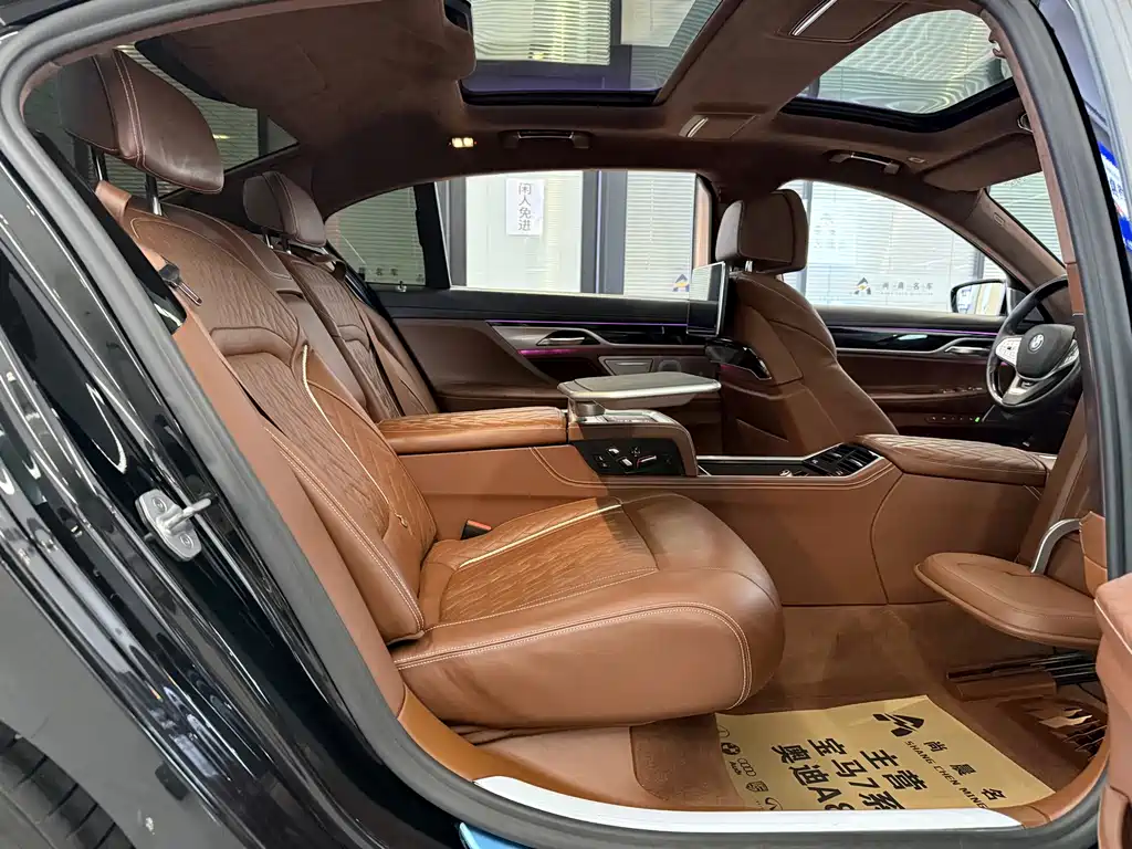 BMW 7 Series — миниатюра 10