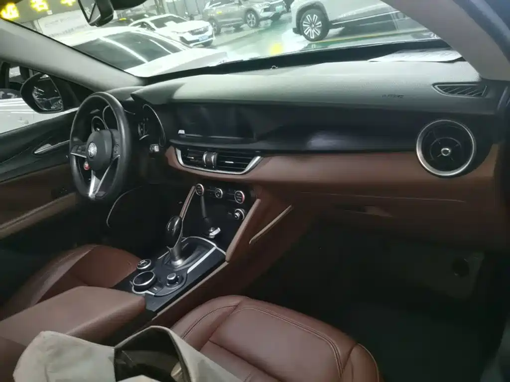 Alfa Romeo Stelvio — миниатюра 10