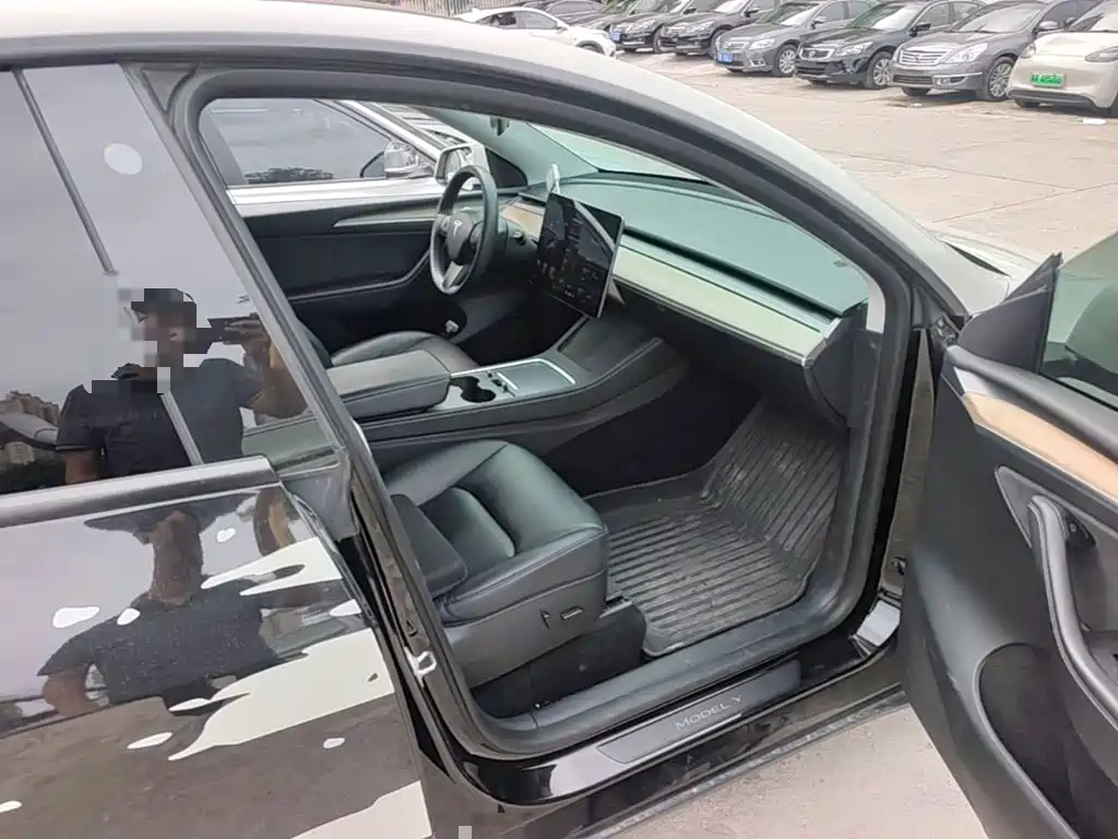 Tesla Model Y — миниатюра 9