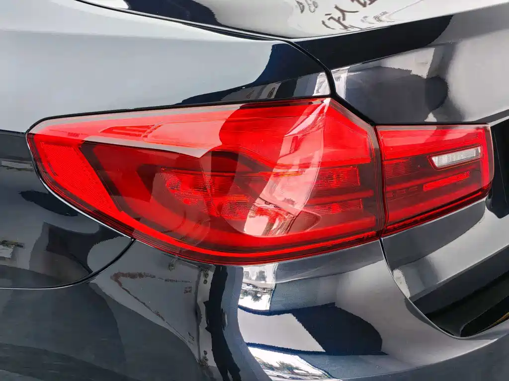 BMW 5 Series — миниатюра 12