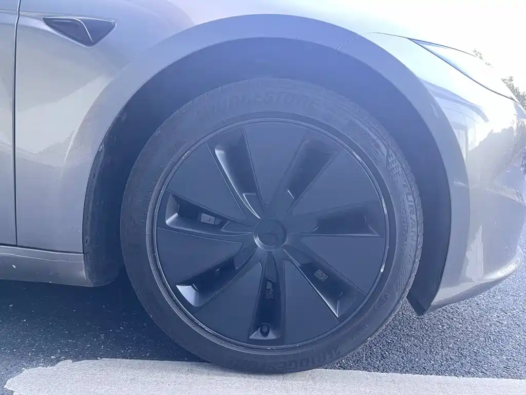 Tesla Model 3 — миниатюра 15