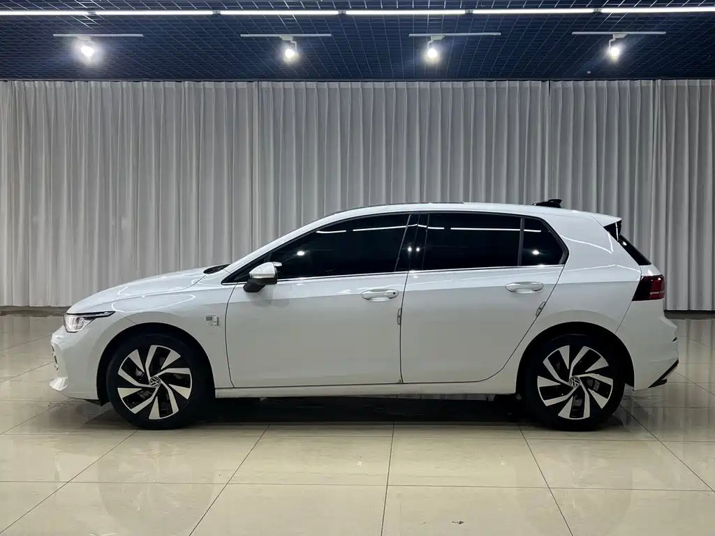 Volkswagen Golf 2025 300TSI Pro
