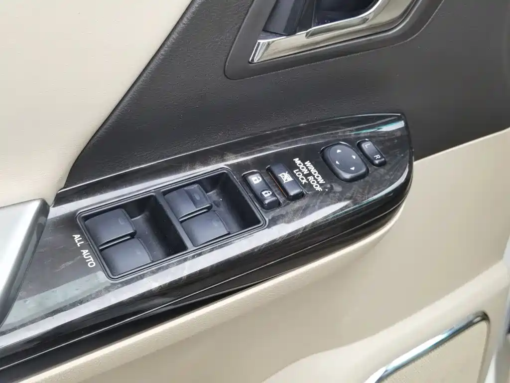 Toyota Alphard — миниатюра 9