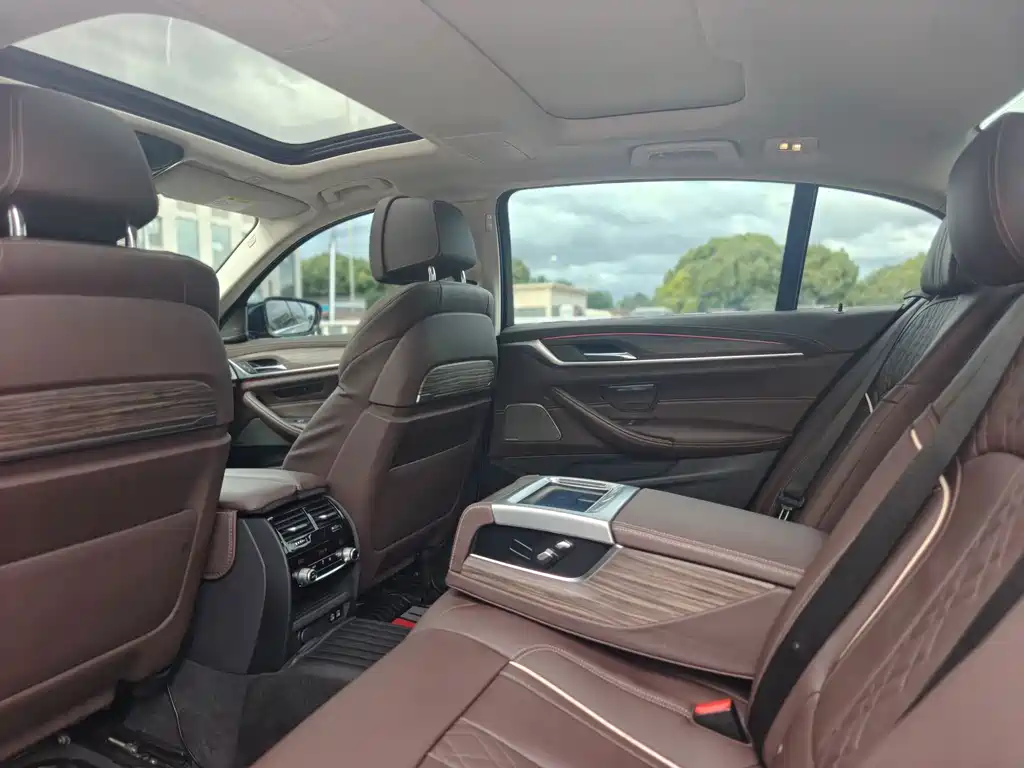 BMW 5 Series — миниатюра 8