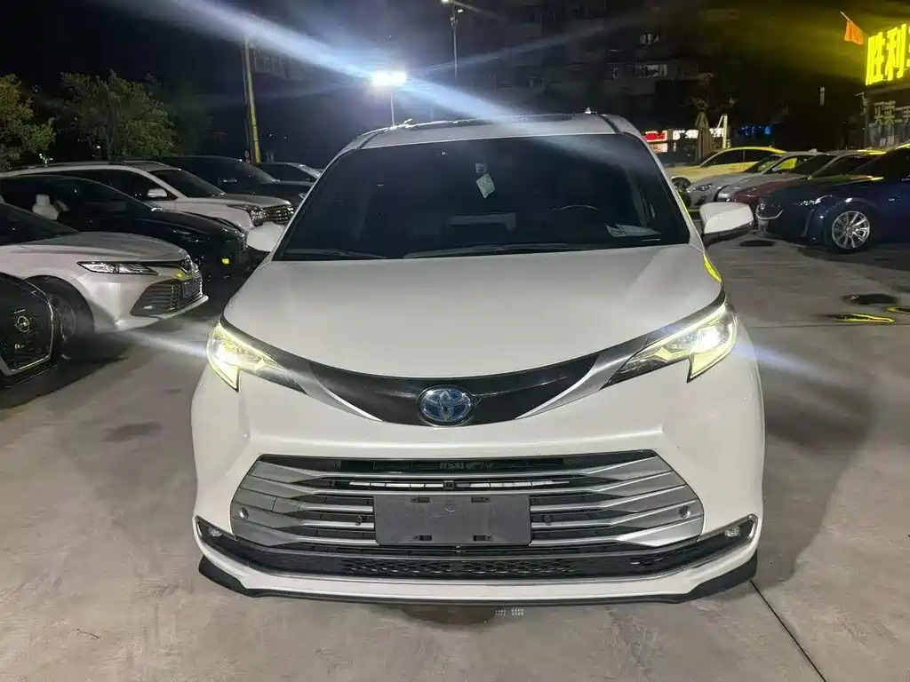 Toyota Sienna — миниатюра 2