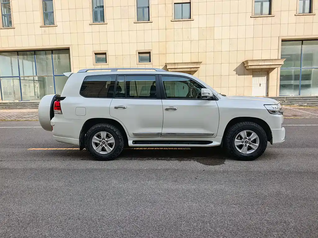 TOYOTA LAND CRUISER