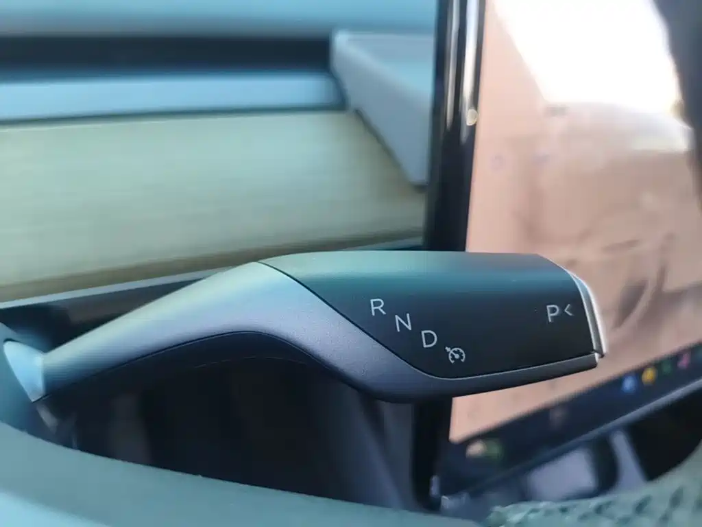 Tesla Model Y — миниатюра 14