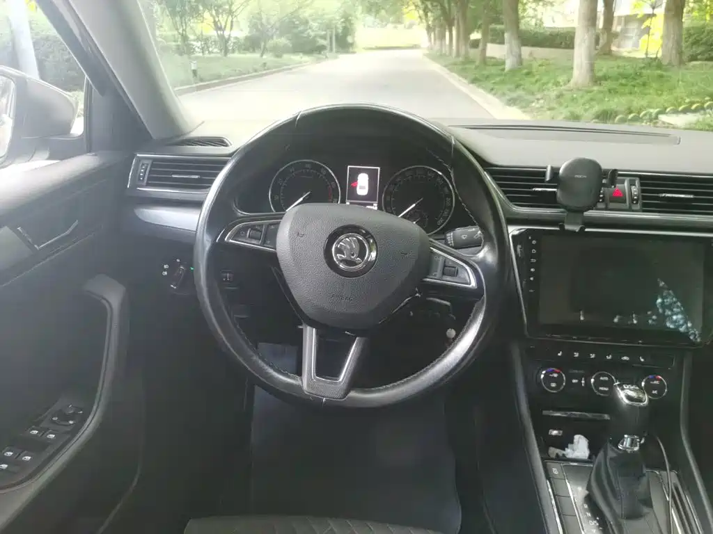 Skoda Superb — миниатюра 3
