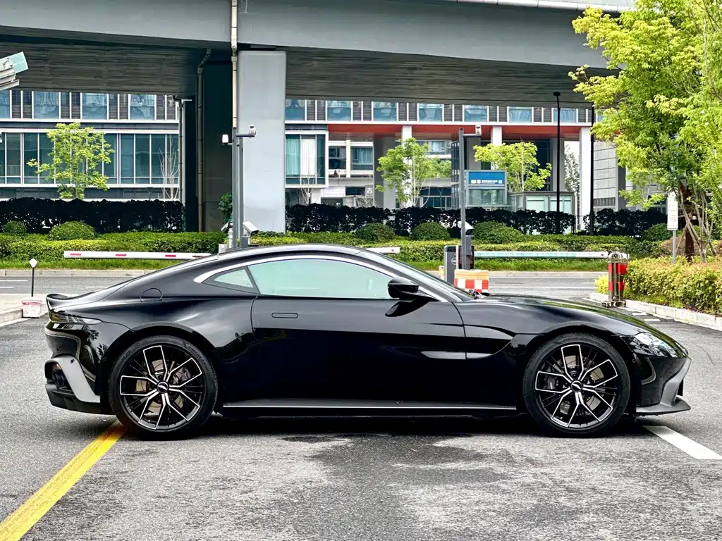 Aston Martin V8 Vantage — миниатюра 5