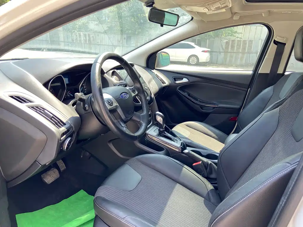 Ford Focus 2012 1.6L AT