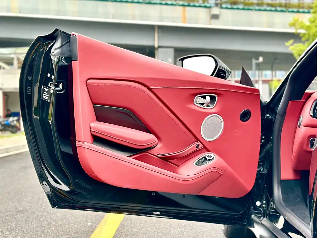 Aston Martin V8 Vantage — миниатюра 11