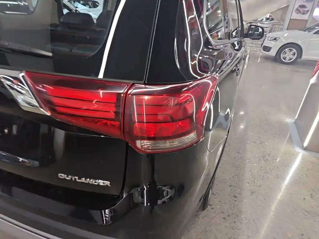 Mitsubishi Outlander — миниатюра 8