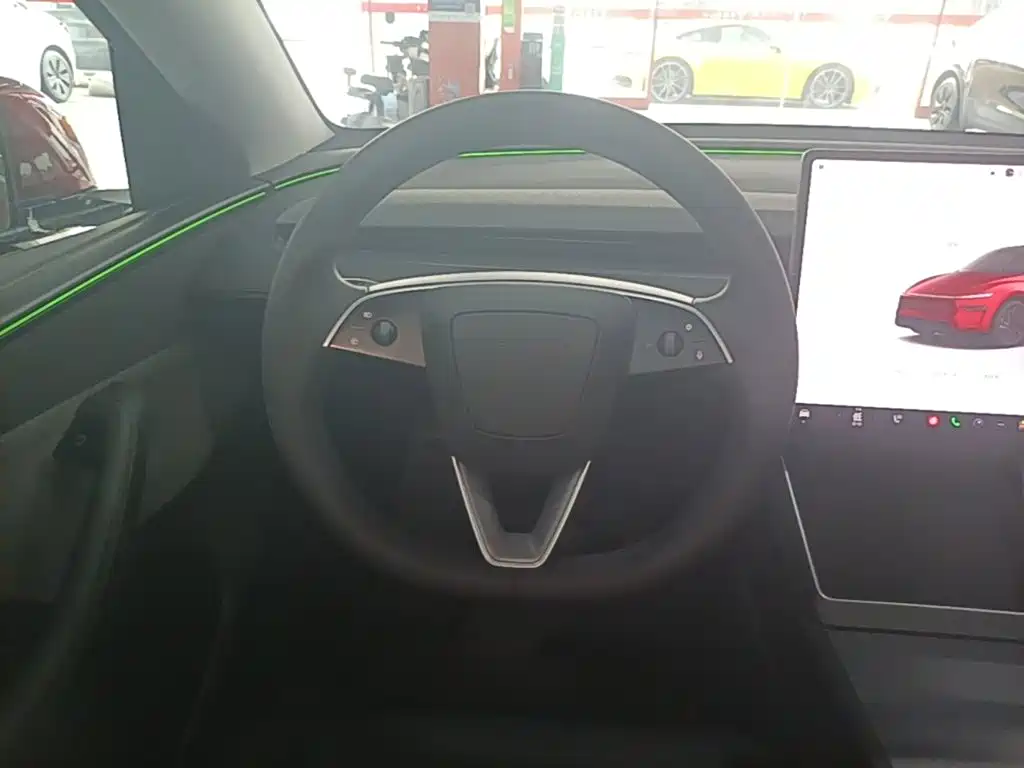 Tesla Model Y — миниатюра 11