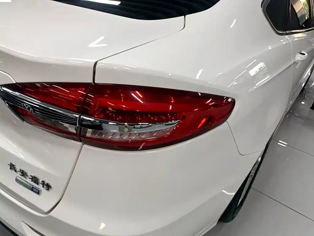 Ford Mondeo — миниатюра 8
