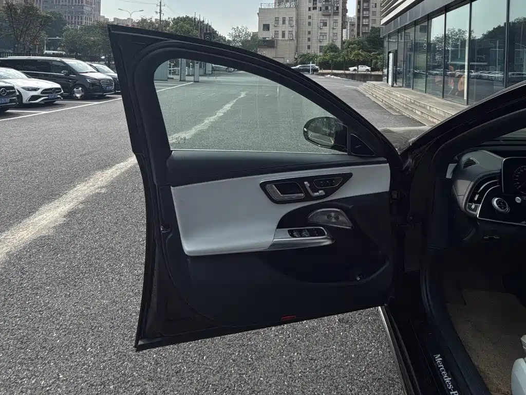 Mercedes-Benz E-Class — миниатюра 7