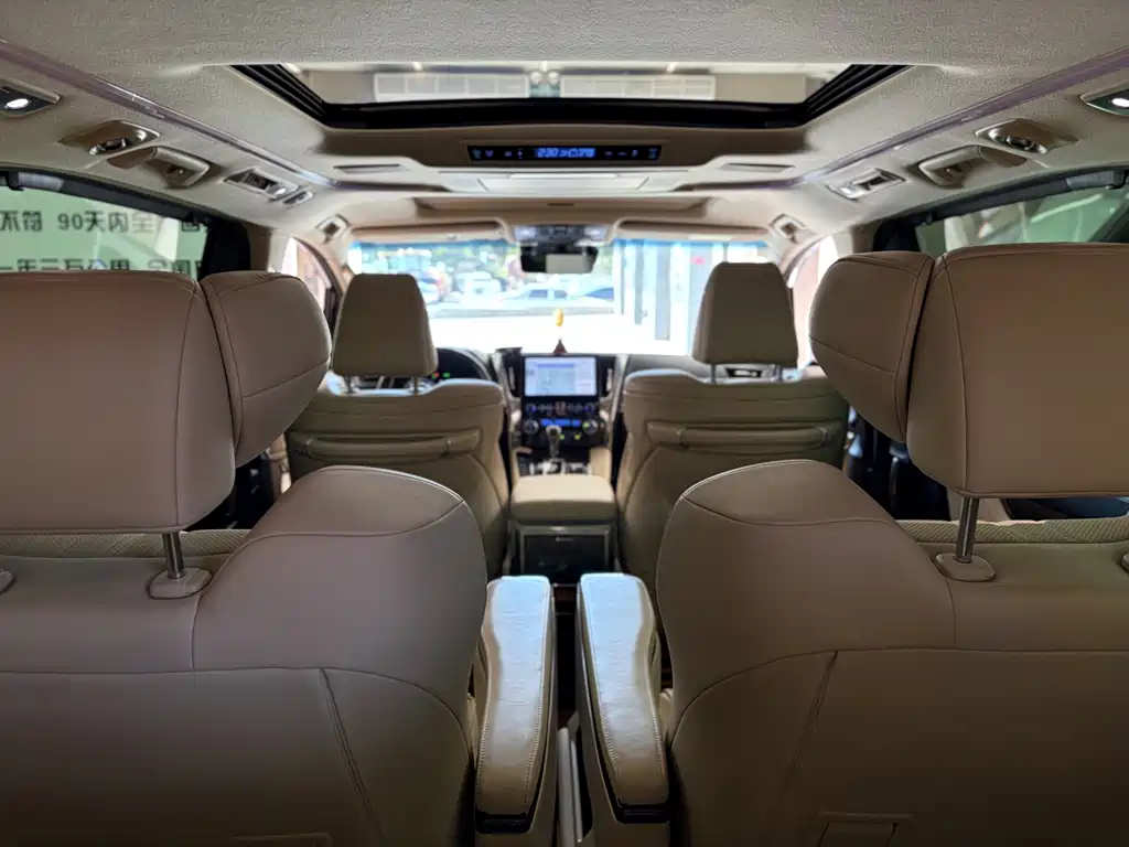 Toyota Alphard — миниатюра 17