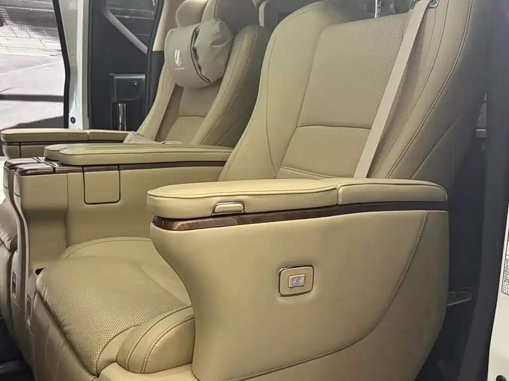 Toyota Alphard — миниатюра 6