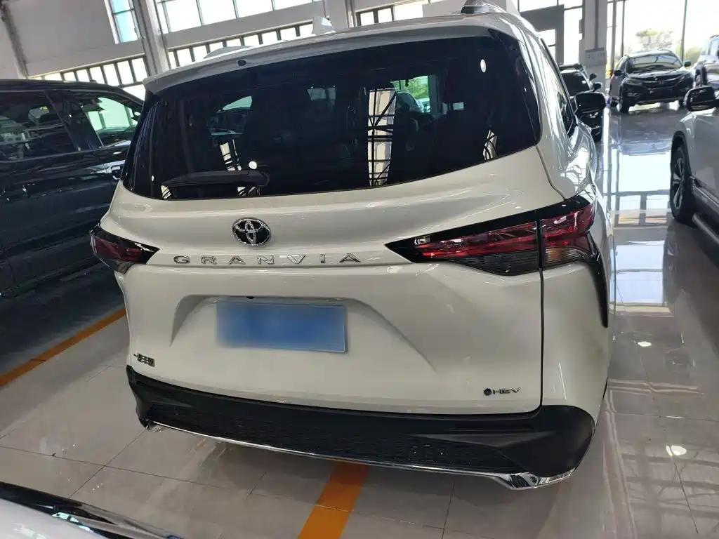 Toyota Granvia — миниатюра 6