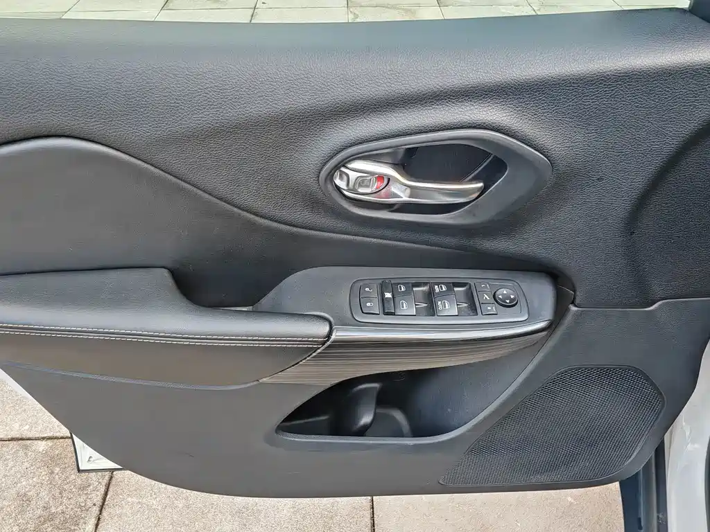 Jeep Cherokee — миниатюра 8