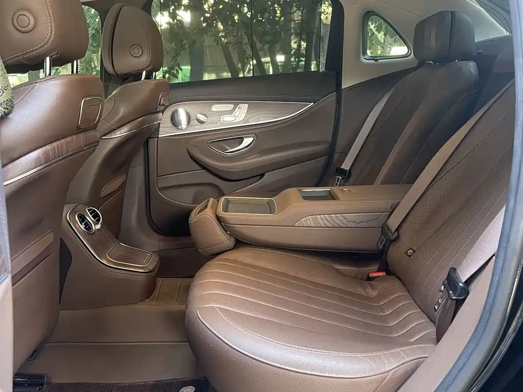 Mercedes-Benz E-Class — миниатюра 9