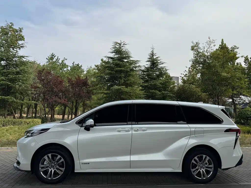 Toyota Sienna — миниатюра 6