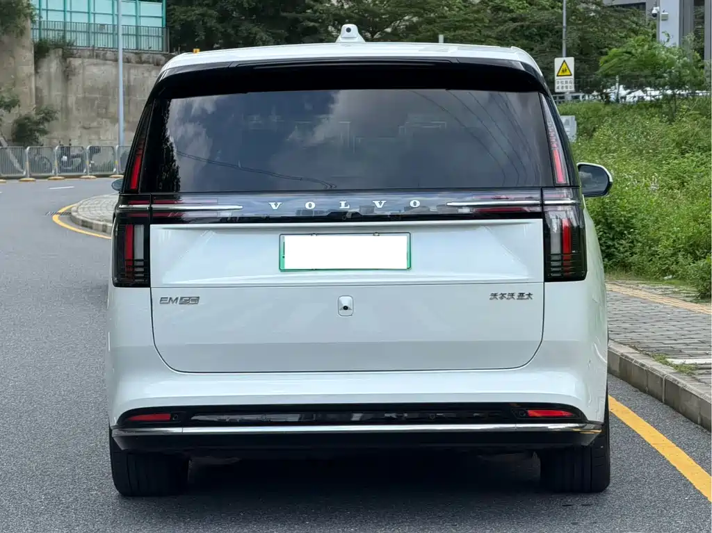 Volvo EM90 2025 Ultra мест