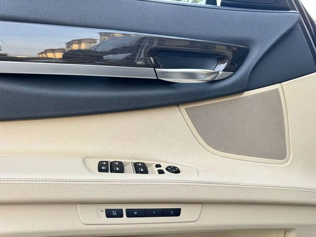 BMW 7 Series — миниатюра 12