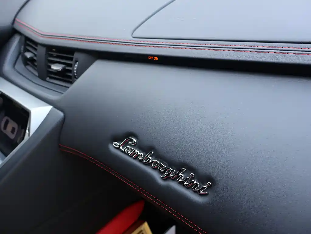 LAMBORGHINI AVENTADOR