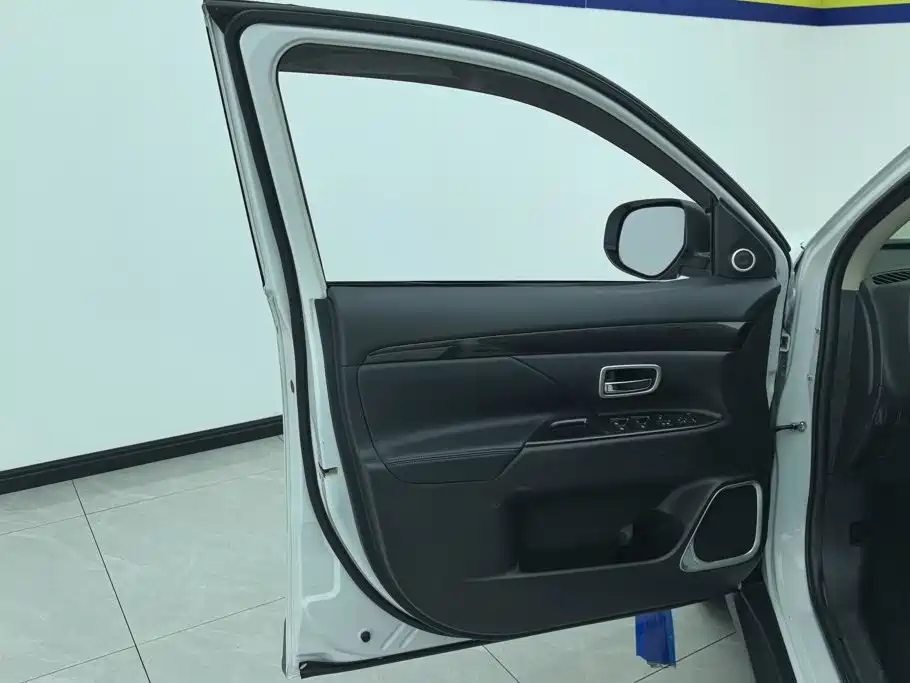 Mitsubishi Outlander — миниатюра 7